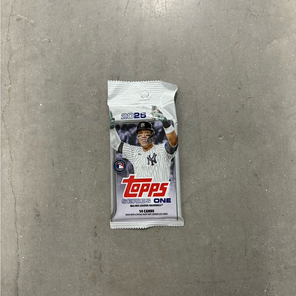 Topps Series 2025 One Baseball Card Pack